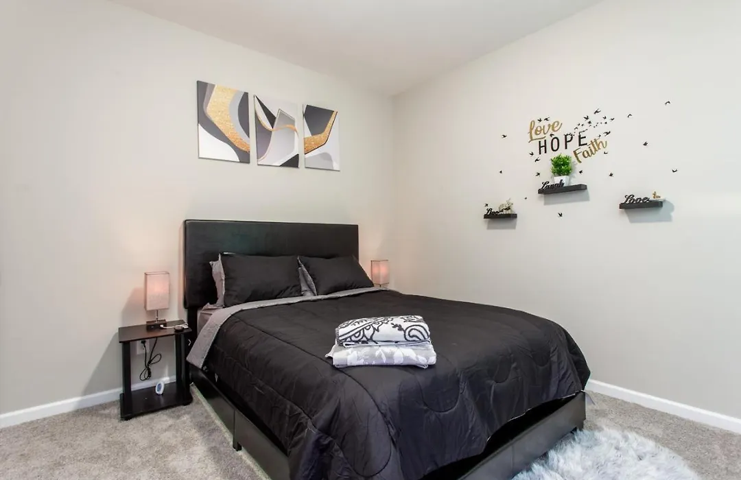 Spacious 5 Bedroom Home! Perfect For Family & Groups!-1