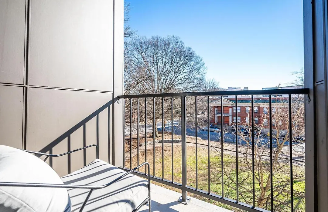 New King Bed City View Gated Balcony 456Pkwy11-1