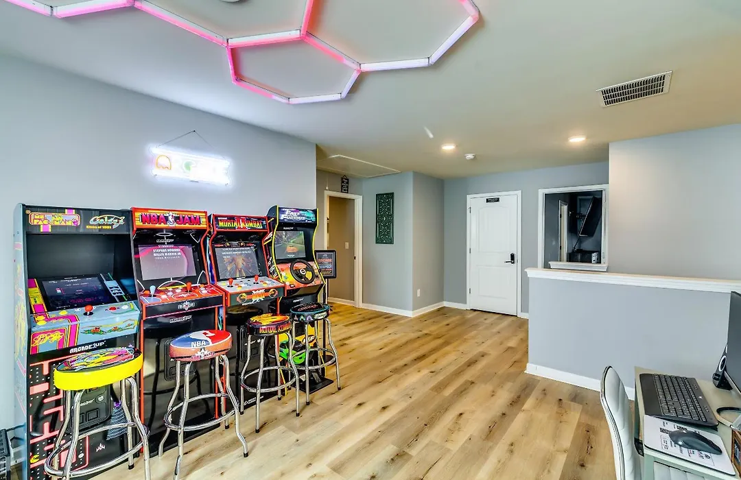 Open Plan Arcade Home With Natural Hardwoods Sleeps 10-1