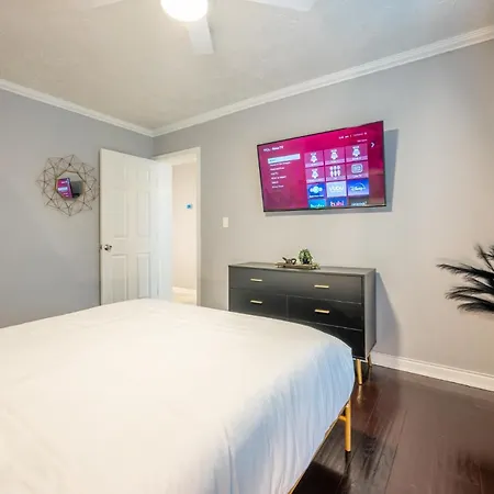 Cushy & Minimalist Home Near Mercedes Benz Stadium-3