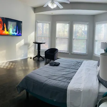 Beautiful And Spacious 5 Bedroom-3