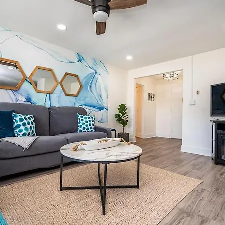 2B/1B Modern Downtown Atl Condo + 1 Free Parking!-3