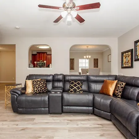 Spacious 5 Bedroom Home! Perfect For Family & Groups!-3
