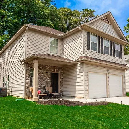 Spacious 5 Bedroom Home! Perfect For Family & Groups!-2