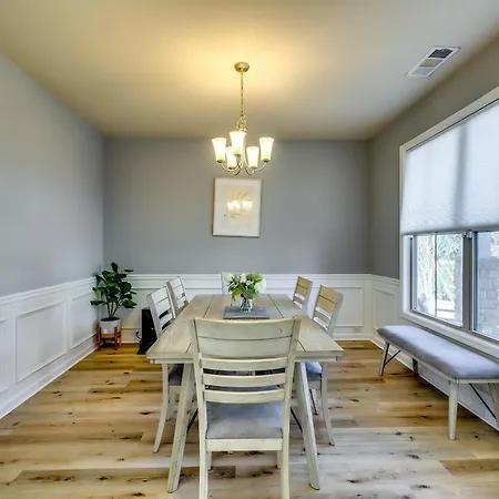 Open Plan Arcade Home With Natural Hardwoods Sleeps 10-2
